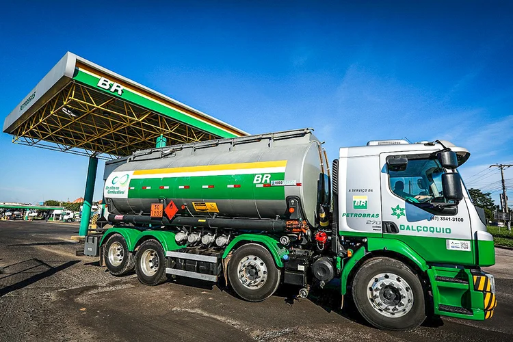 Caminhão em refinaria da Petrobras: redução de mais R$ 0,15 no preço da gasolina vendida às distribuidoras (Diego Vara/Reuters)
