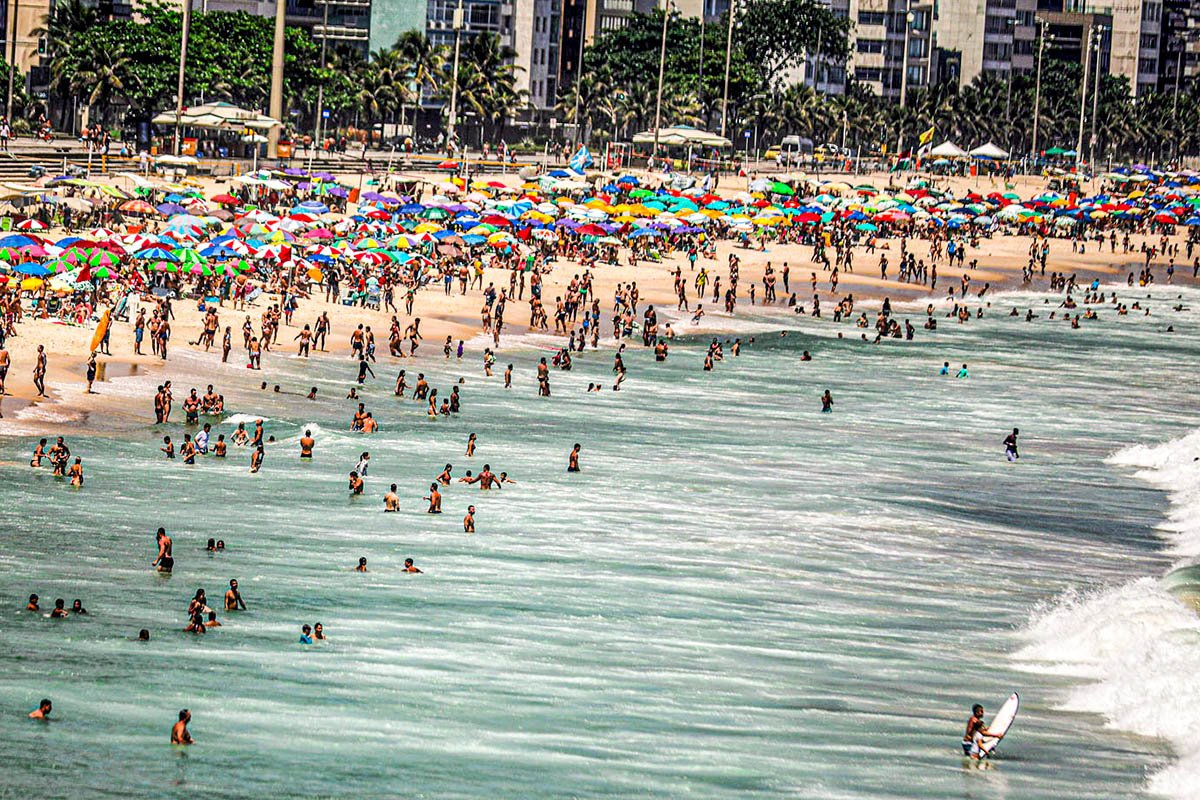 Comissário da UE critica imagens vergonhosas do Brasil na pandemia