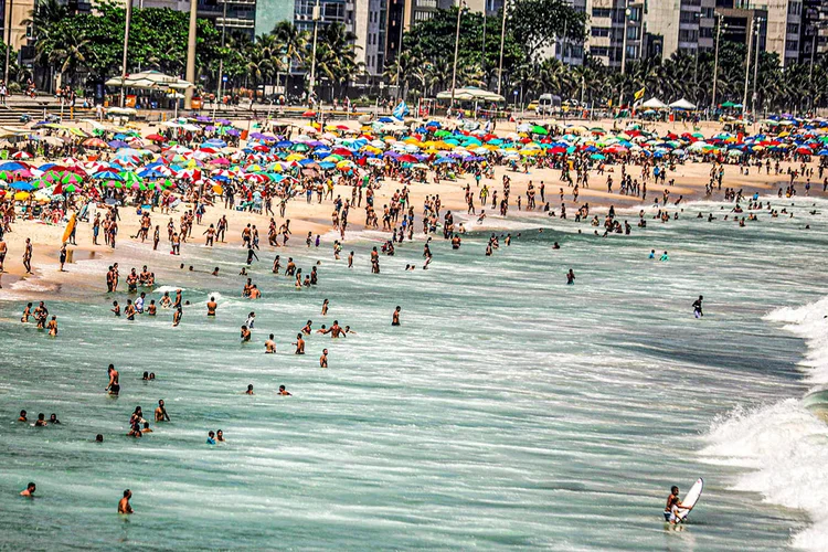Crítica vem em um momento em que a imprensa mundial exibe imagens de praias lotadas e festas clandestinas no País (Pilar Olivares/Reuters)