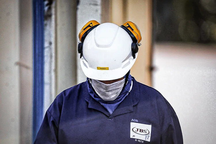 PMI: a escassez de matéria-prima e o real fraco foram citados como fatores para o aumento nos custos de insumos em dezembro (Diego Vara/Reuters)