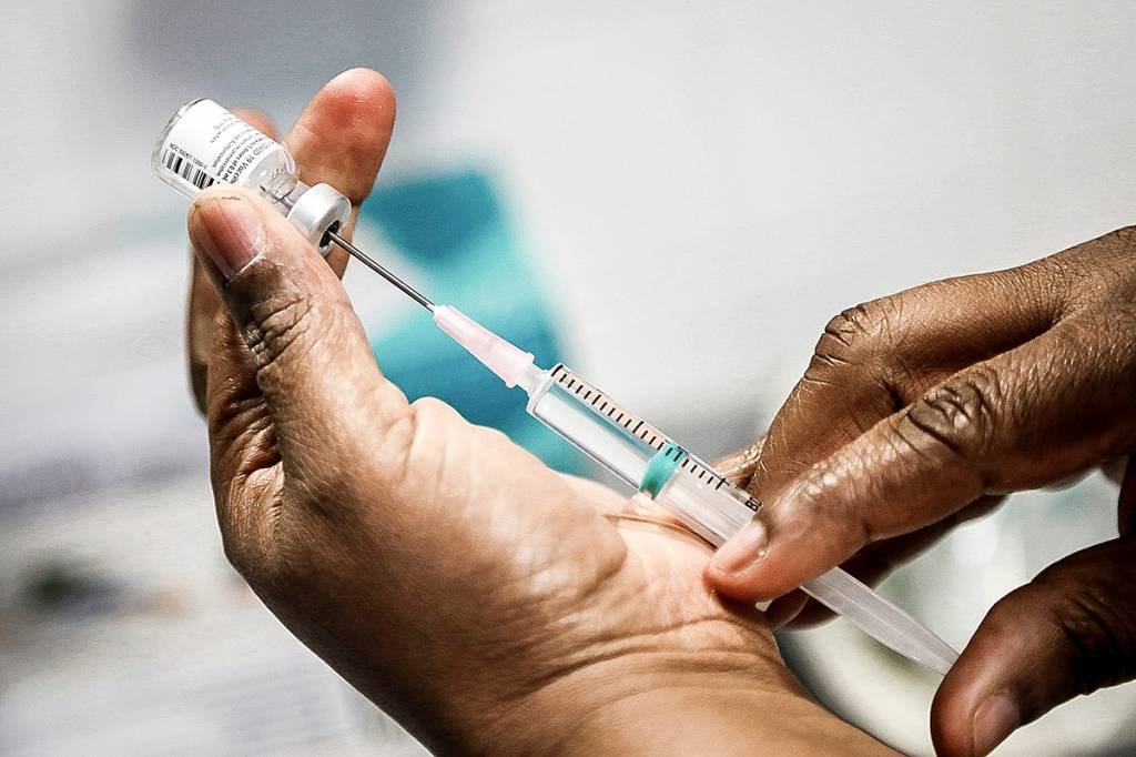 Índia diz ser "muito cedo" para falar sobre exportação de vacinas contra covid