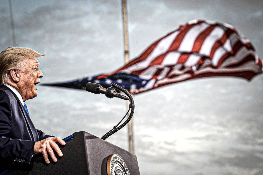 O presidente dos EUA, Donald Trump, fala durante um comício de campanha no Aeroporto Cecil em Jacksonville, Flórida, em 24 de setembro de 2020.  (Tom Brenner/Reuters)