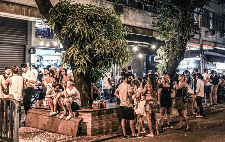 Pessoas tomam um drink fora de um bar no Leblon, em meio ao surto da doença coronavírus (COVID-19), no Rio de Janeiro, Brasil, 7 de janeiro de 2021.  (Lucas Landau/Reuters)