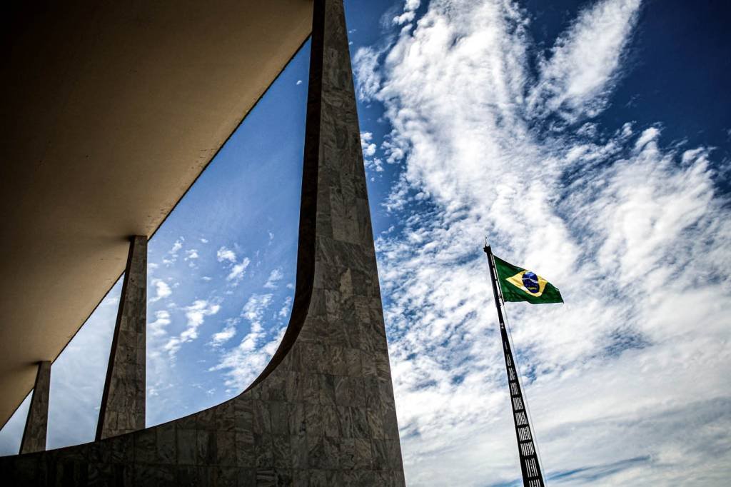 Vista geral de uma bandeira brasileira rasgada, próximo ao Palácio do Planalto em Brasília, Brasil, 8 de janeiro de 2021. (Adriano Machado/Reuters)