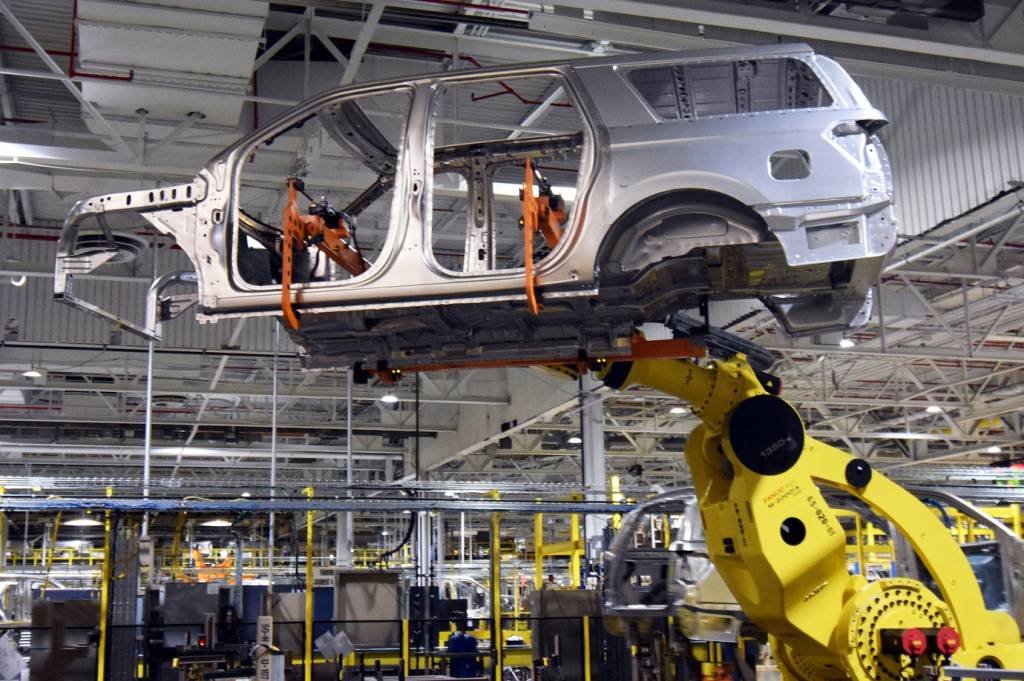 Escassez de chips força Ford, Toyota e Nissan a cortarem produção