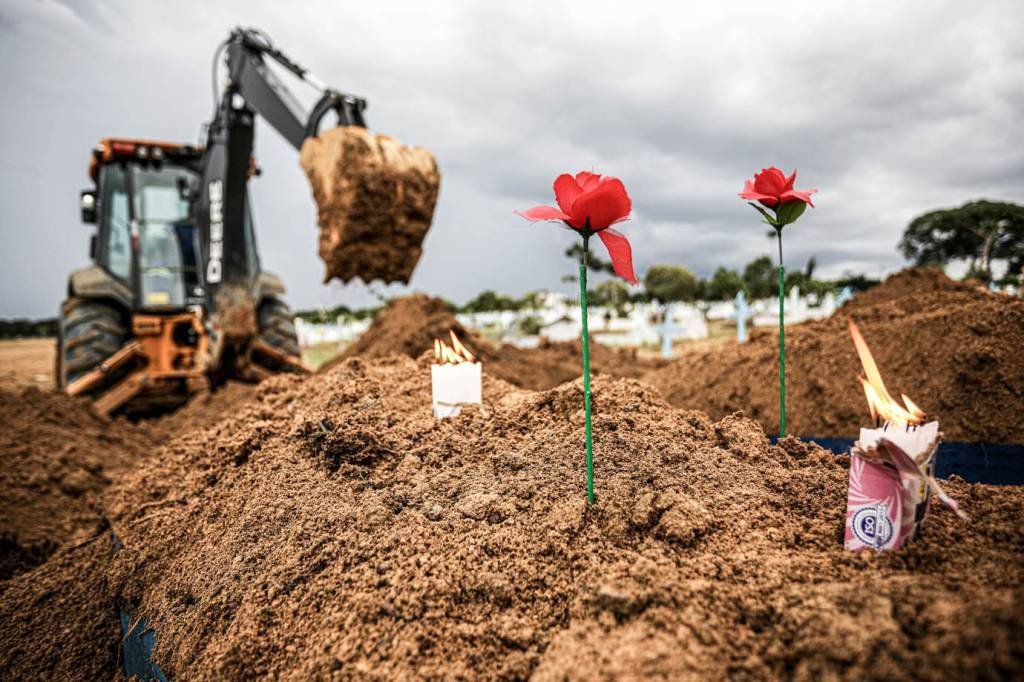 Para o mês de março, a média até o dia 30 foi de 307 sepultamentos diários e desde o dia 16 de março o número de enterros na capital paulista é superior a 300 por dia, de acordo com dados da prefeitura (Reuters/Bruno Kelly)