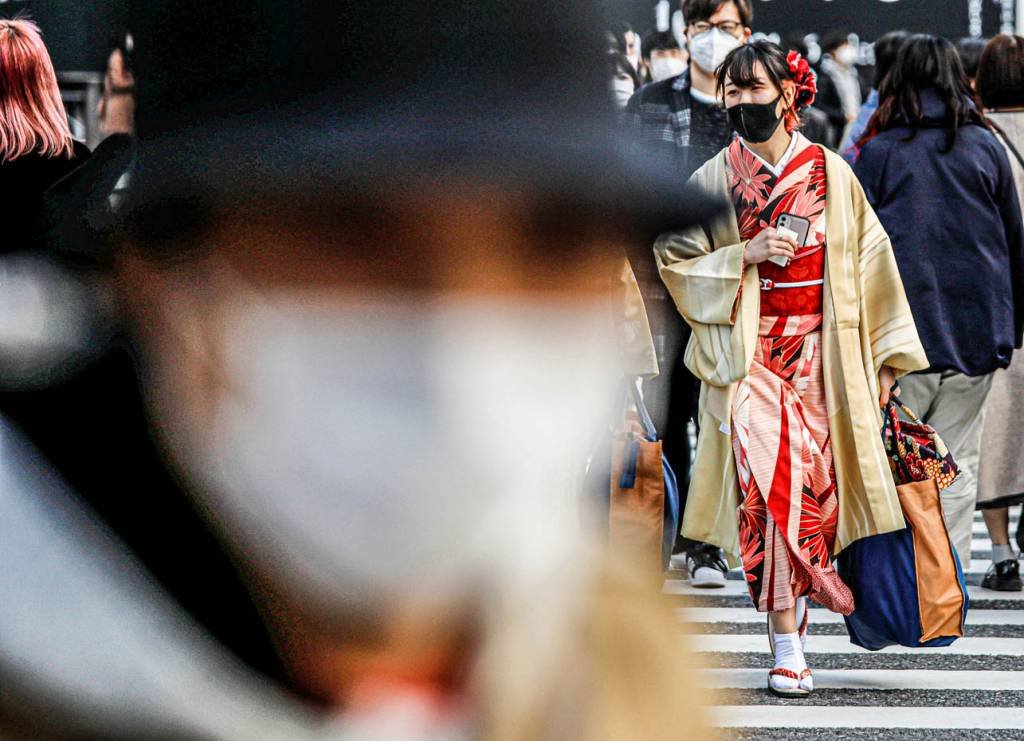 Japoneses rezam pelo fim da pandemia em ritual anual de banho de gelo em Tóquio