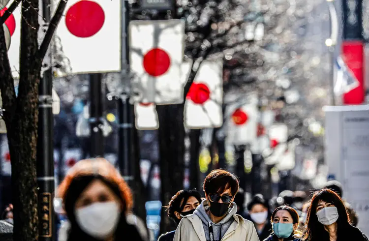 Pedestres usando máscaras protetoras, em meio ao surto do coronavírus. (Kim Kyung-Hoon/Reuters)