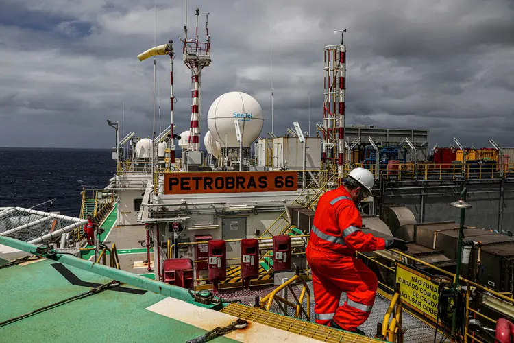 Um trabalhador caminha dentro da plataforma petrolífera Petrobras P-66 no offshore da Bacia de Santos no Rio de Janeiro, Brasil, em 5 de setembro de 2018.  (Pilar Olivares/Reuters)