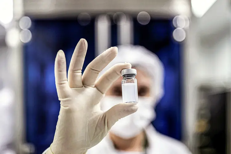 Funcionário segura frasco de CoronaVac: testes para detectar eficiência  (Amanda Perobelli/Reuters)