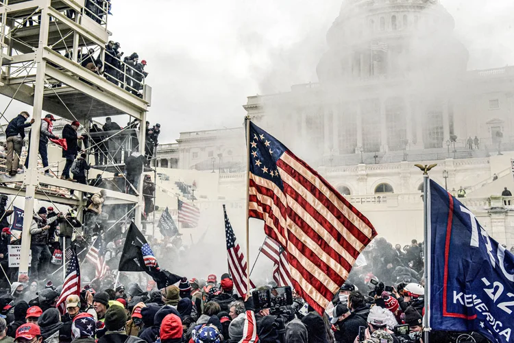 Apoiadores do presidente dos EUA, Donald Trump, protestam em frente ao prédio do Capitólio dos EUA em Washington, EUA, 6 de janeiro de 2021.  (Stephanie Keith/Reuters)
