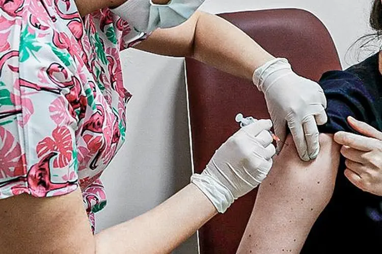Turquia inicia vacinação de profissionais de saúde contra Covid-19 com aplicação de vacina CoronaVac (Murad Sezer/Reuters)