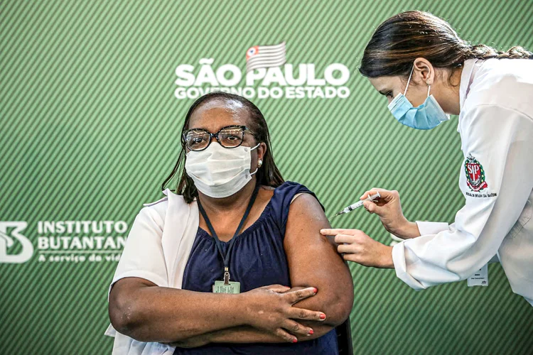 A enfermeira Mônica Calazans, 54, recebe a vacina contra o coronavírus. (Amanda Perobelli/Reuters)