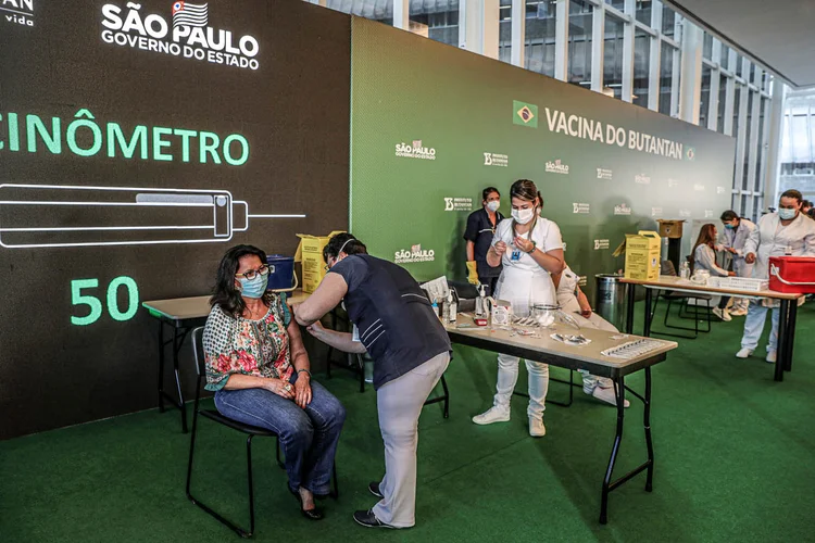 Profissionais de Saúde vacinados em São Paulo: primeiros profissionais de saúde e indígenas foram vacinados ontem (Amanda Perobelli/Reuters)