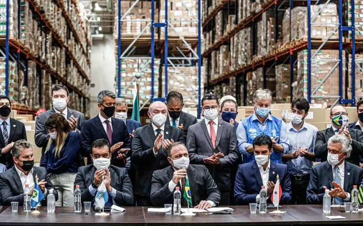 O ministro da Saúde, Eduardo Pazuello, participa de cerimônia com governadores para marcar a distribuição da vacina contra o coronavírus Sinovac (COVID-19) para os estados do país, após a aprovação do órgão regulador de saúde Anvisa, em São Paulo, Brasil, 18 de janeiro de 2021  (Carla Carniel/Reuters)