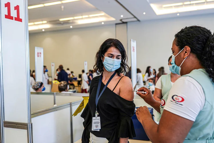 Profissional de saúde recebe vacina contra coronavírus Sinovac (COVID-19) no Hospital das Clínicas de São Paulo, Brasil, em 18 de janeiro de 2021.  (Amanda Perobelli/Reuters)
