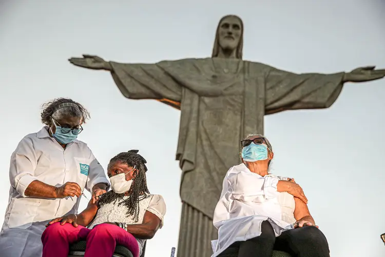 Teresinha Conceição recebe a vacina contra o coronavírus Sinovac (COVID-19) na estátua do Cristo Redentor no Rio de Janeiro, Brasil, 18 de janeiro de 2021.  (Ricardo Moraes/Reuters)