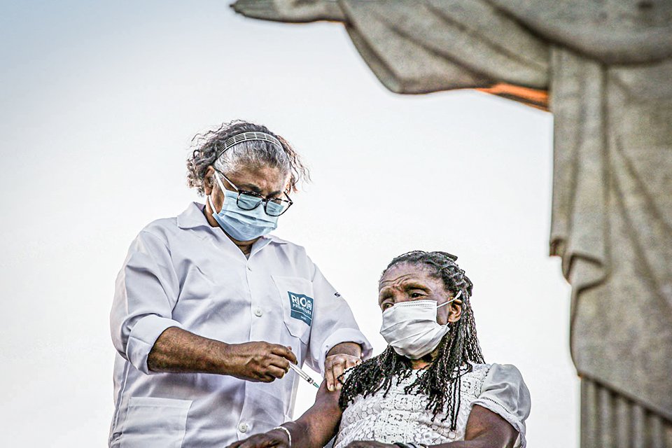 Teresinha Conceição recebe a vacina contra o coronavírus Sinovac (COVID-19) na estátua do Cristo Redentor no Rio de Janeiro, Brasil, 18 de janeiro de 2021.  (Ricardo Moraes/Reuters)
