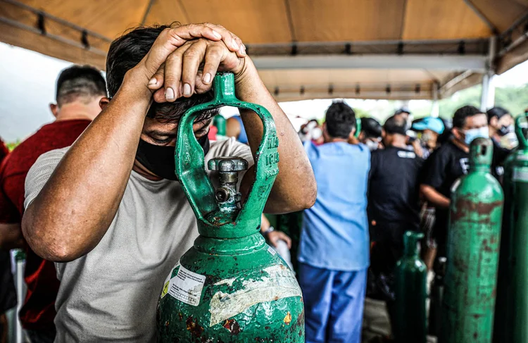 Covid-19: segundo a prefeitura, o governo informou o envio de 40 cilindros na segunda-feira, mas o voo passou, pousando diretamente em Tefé e voltando a Coari apenas às 7h desta terça (Bruno Kelly/Reuters)