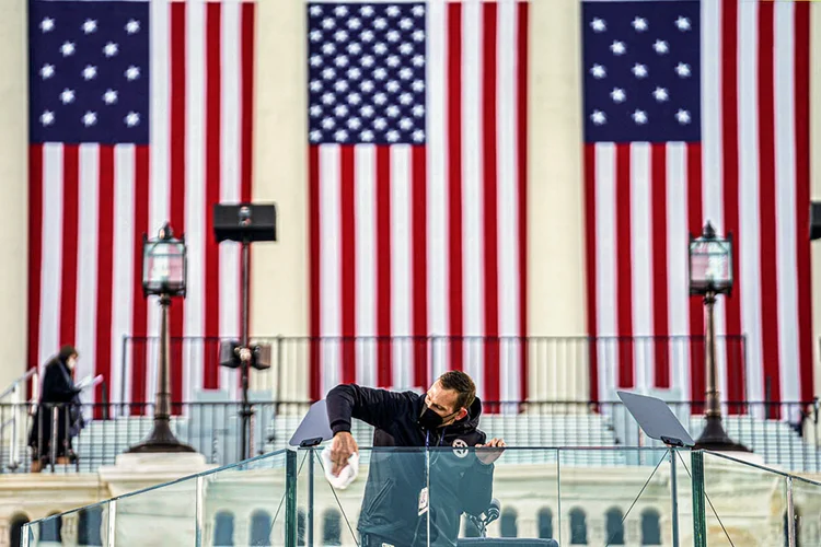 À espera de uma nova era: funcionário prepara palco para posse do democrata Joe Biden, 46º presidente dos Estados Unidos (Kevin Lamarque/Reuters)