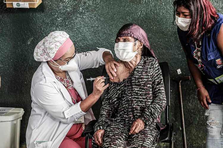 Maria Rita da Silva, 107, indígena Guarani recebe a primeira dose da vacina Coronavac. (Amanda Perobelli/Reuters)