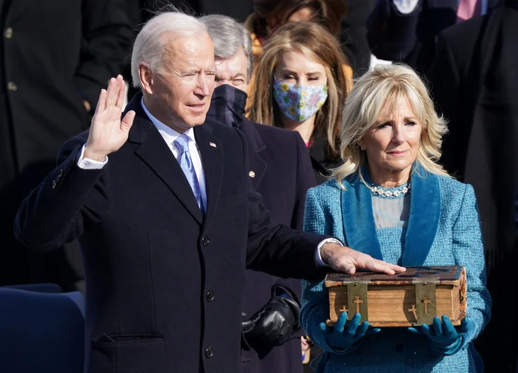 Joe Biden faz o juramento de posse. (Kevin Lamarque/Reuters)