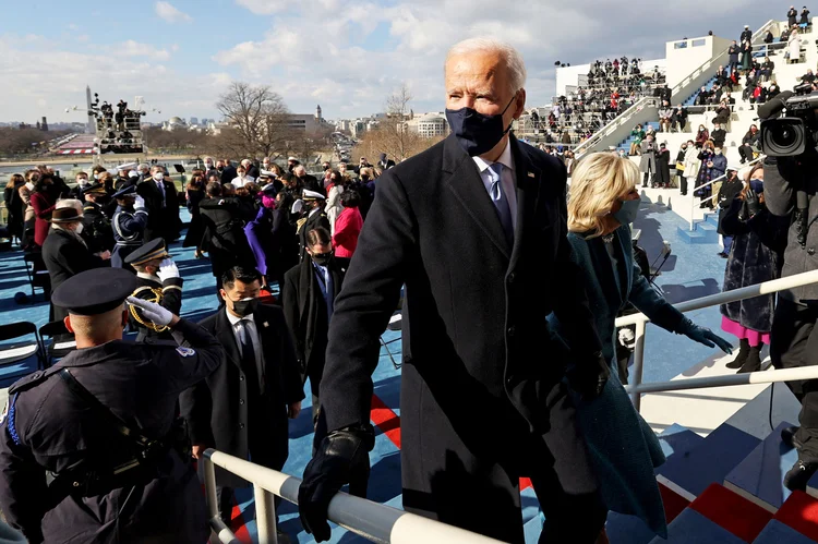 Presidente dos EUA, Joe Biden, deixa cerimônia de posse ao lado da esposa, Jill  (Jonathan Ernst/Reuters)