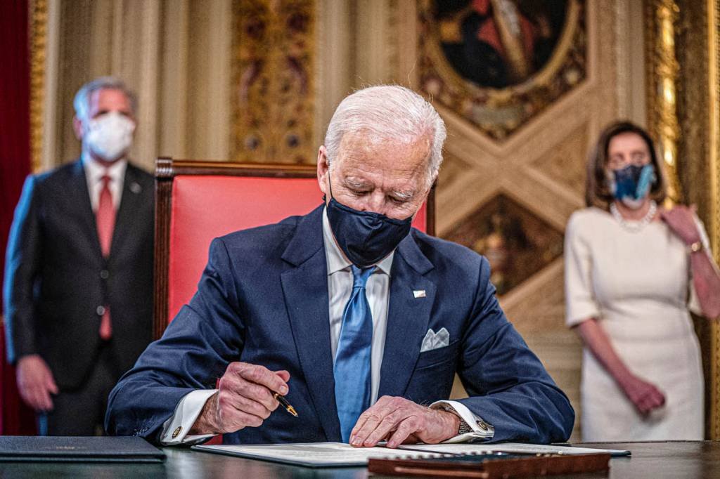 No 1° dia, Biden revoga oleoduto, faz moratória e volta ao Acordo de Paris
