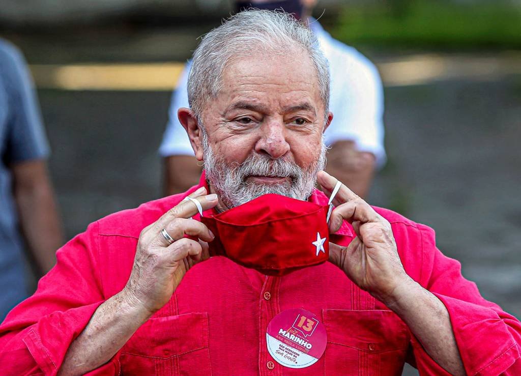 Pendular, Lula acena à esquerda que o segue há décadas, mas se volta também aos conservadores econômicos (Reuters/Amanda Perobelli)