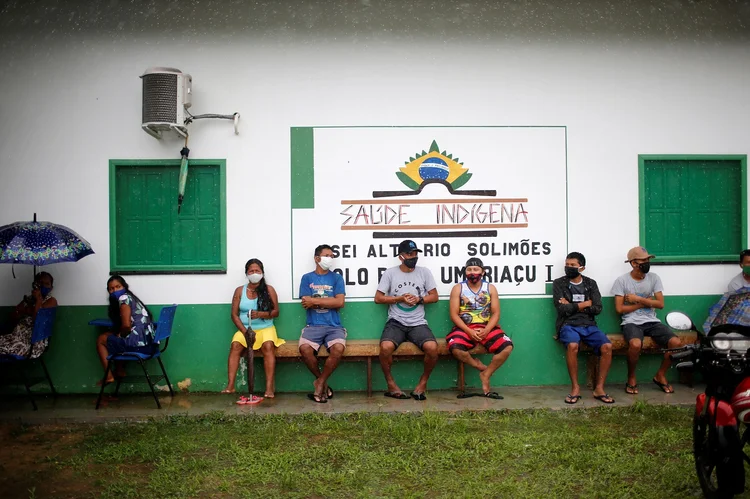 Fila para vacinação de indígenas em Tabatinga, no Amazonas: estudo indica que variante pode ser a dominante no estado (Adriano Machado/Reuters)