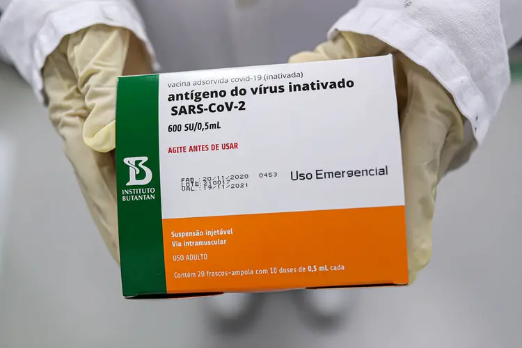 Funcionário segura uma caixa contendo CoronaVac, vacina da Sinovac contra coronavírus. (Amanda Perobelli/Reuters)