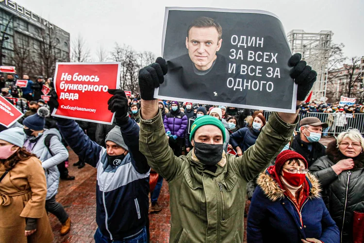 Um participante segura um cartaz com os dizeres "Um por todos, todos por um" durante uma manifestação em apoio ao líder da oposição russa Alexei Navalny em Moscou, Rússia (Maxim Shemetov/Reuters)