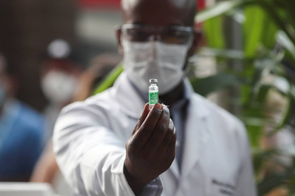 Profissional de saúde com dose da vacina da AstraZeneca distribuída pela Fiocruz no Brasil: agora, o insumo também será nacional (Ricardo Moraes/Reuters)