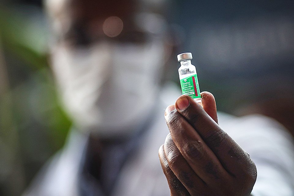 Dose da vacina de Oxford (Ricardo Moraes/Reuters)