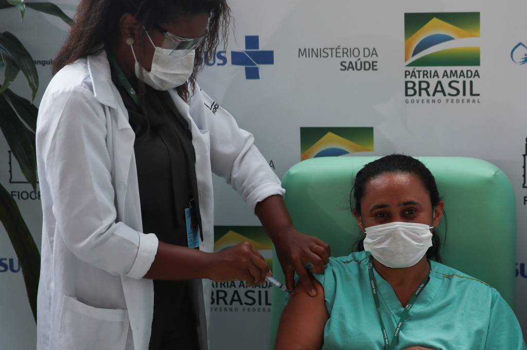 Trabalhadora da saúde no Rio recebe dose da vacina de AstraZeneca/Oxford: vacinação com o imunizante começou neste sábado, 23 (Ricardo Moraes/Reuters)
