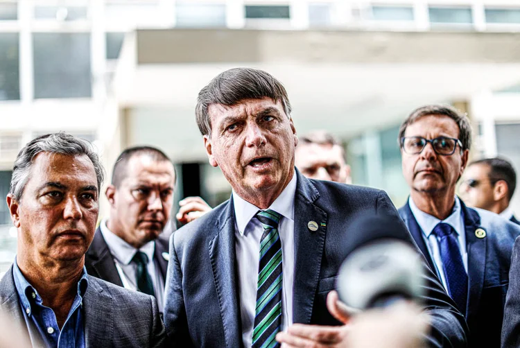 O presidente do Brasil, Jair Bolsonaro, conversa com jornalistas após reunião com o ministro da Economia, Paulo Guedes, em Brasília, 27 de janeiro de 2021.  (Ueslei Marcelino/Reuters)