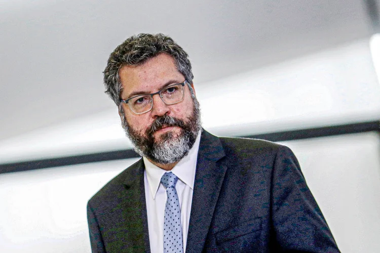 O Ministro das Relações Exteriores do Brasil, Ernesto Araujo, observa durante cerimônia no Palácio do Planalto em Brasília, Brasil, 9 de novembro de 2020.  (Adriano Machado/Reuters)
