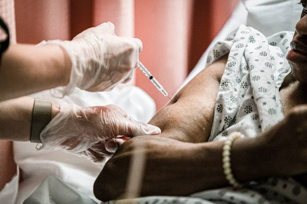Sobreviventes da covid têm duas vezes mais risco de efeitos colaterais de vacina da Pfizer