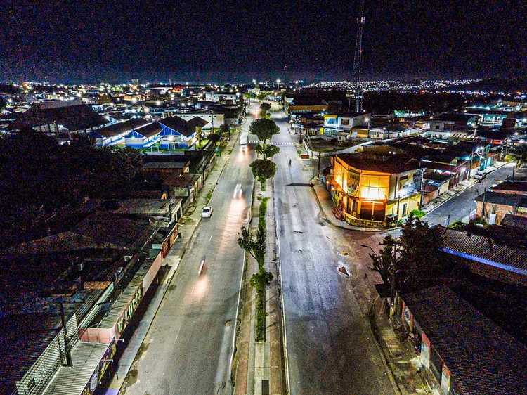 Ao menos 16 ônibus e vários outros veículos, incluindo duas viaturas policiais, foram incendiados, entre a noite de sábado, 5, e a madrugada deste domingo, 6, em Manaus (Márcio James/Amazônia Real/Divulgação)