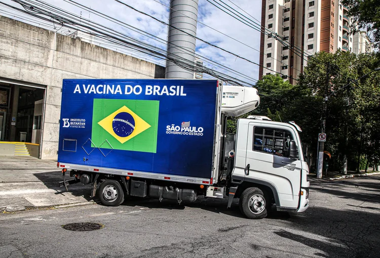 Coronavac: após a chegada dos imunizantes às capitais a distribuição passa a ser feita por cada Estado, com apoio do Ministério da Defesa (Governo do Estado de São Paulo/Divulgação)