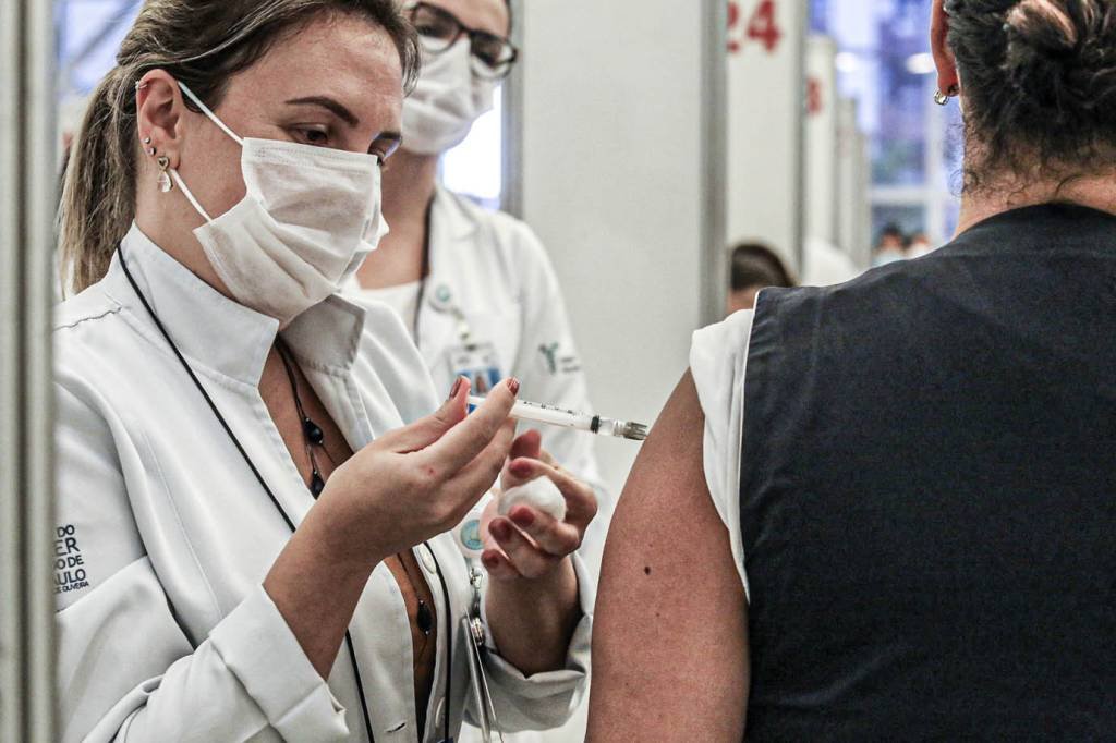 Brasil tem doses para vacinar 25% da população prioritária no 1º trimestre