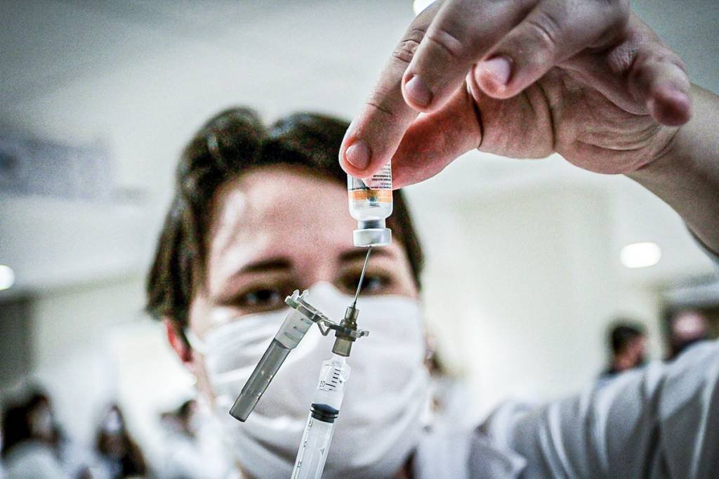 Projeto obriga planos de saúde a custearem vacinação de clientes durante pandemia