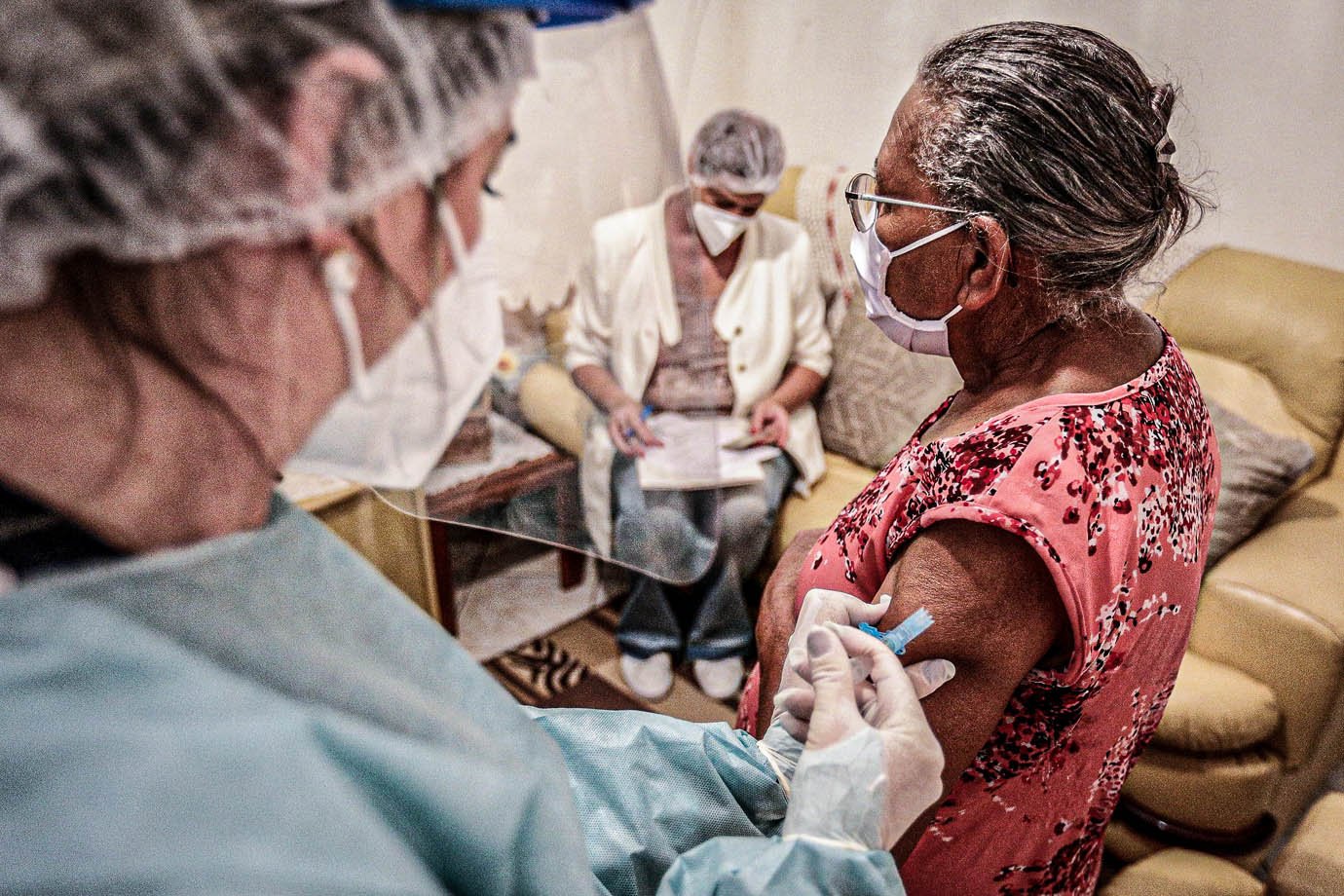 Ainda esperamos vencedor na corrida de vida e morte entre vacina e vírus