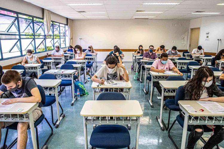 Máscara e distanciamento: estudantes participam da 1.ª fase do vestibular da Fuvest, principal forma de acesso à USP, em meio à pandemia do novo coronavírus (DANIEL TEIXEIRA/Estadão Conteúdo)