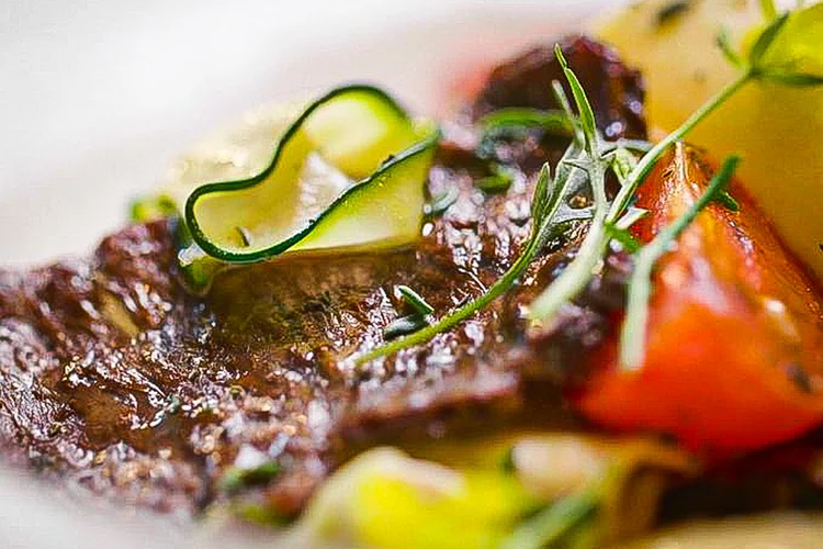 Carne produzida em laboratório pela Aleph, israelense parceira da Mitsubishi (Aleph Farms/Divulgação)