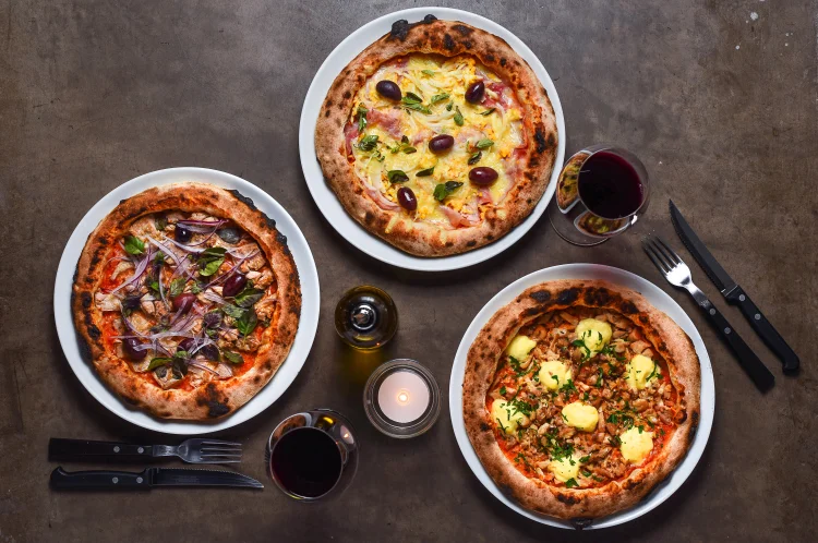 As pizzas de Portuguesa (48 reais), Frango com Catupiry (46 reais, e Tonno Especial (R$56), da Carlos Pizza, ficam disponíveis até 25 de fevereiro. (Carlos Pizza/Divulgação)