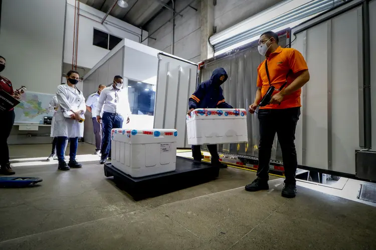 Distribuição da Coronavac no bairro de Pinheiros, em São Paulo: Brasil começa hoje vacinação de grupos prioritários (ALOISIO MAURICIO/FOTOARENA/Agência Estado)