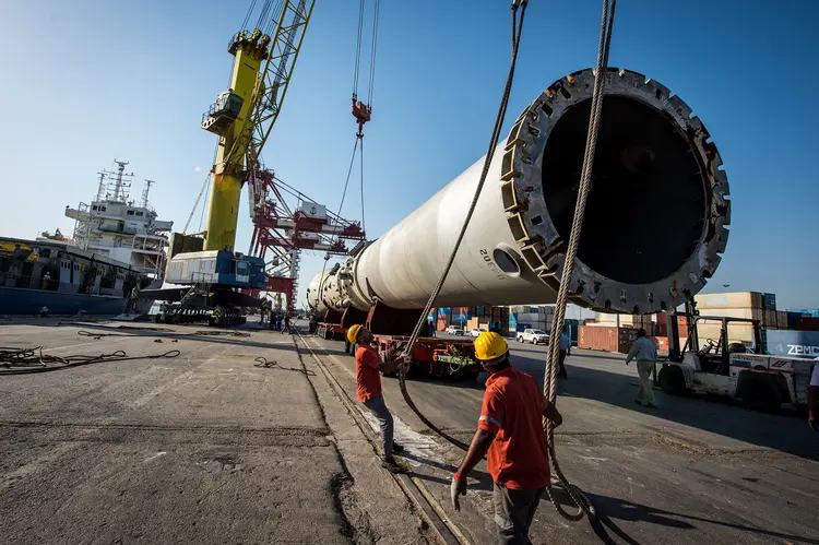 Além disso, está construindo uma usina de 300 megawatts na província de Juzestão, rica em petróleo, próxima à fronteira ocidental com o Iraque (Ali Mohammadi/Bloomberg/Getty Images)