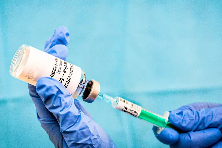 Conmebol: como a vacina da Sinovac é administrada em duas doses, a entidade conseguirá vacinar 25 mil pessoas com a doação (Paul Biris/Getty Images)