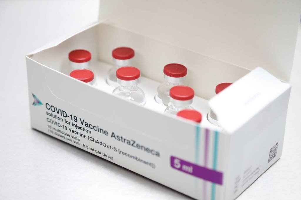 Vacina AstraZeneca/Oxford: as primeiras duas milhões de doses chegaram da Índia nesta sexta-feira, 22 (GEOFF CADDICK/Getty Images)